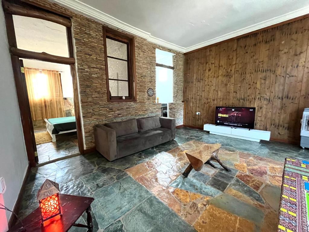 The Cave Suite, Obosomasi