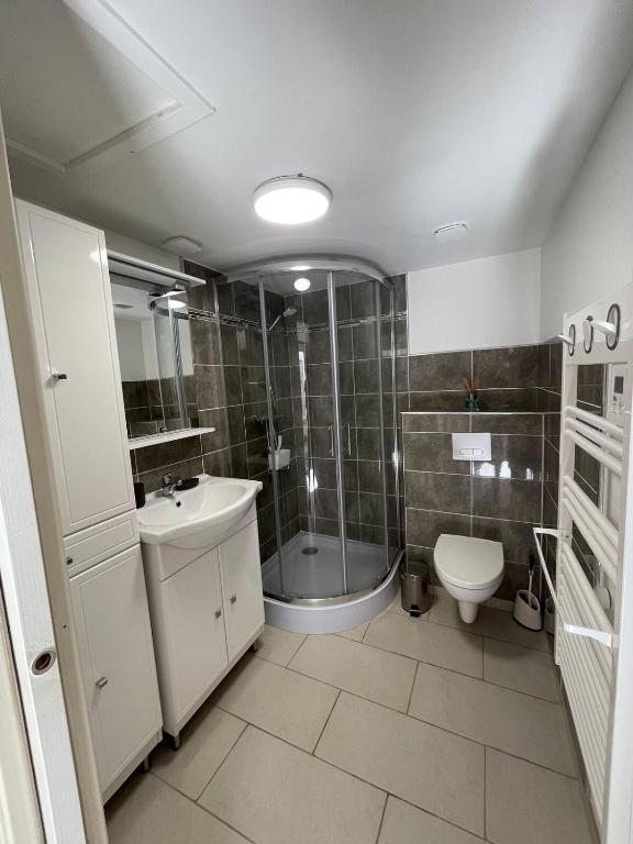 Independent 2 bedrooms with garden - 4