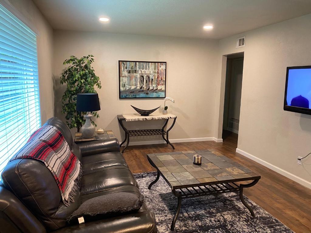 2bd 1bth place in Arlington Centrally located in DFW and conveniently located near Cowboy's Stadium, Arlington