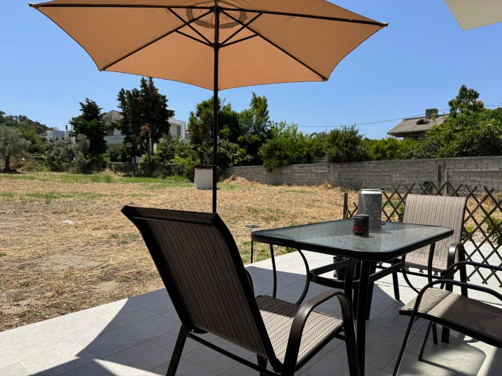 Date Palm Studio, Kremasti