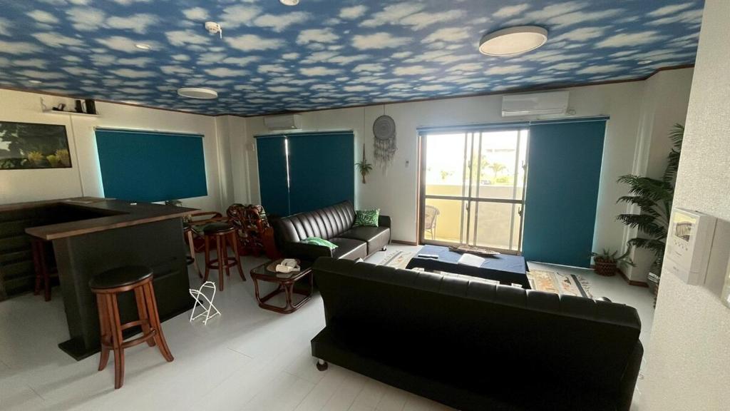 Entire 2nd floor, near the sea, tavern on the 1st floor, maximum 8 people, check out at 12 pm, Onna