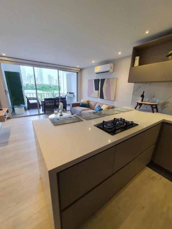 Apartamento con balcón y vista al lago - 4