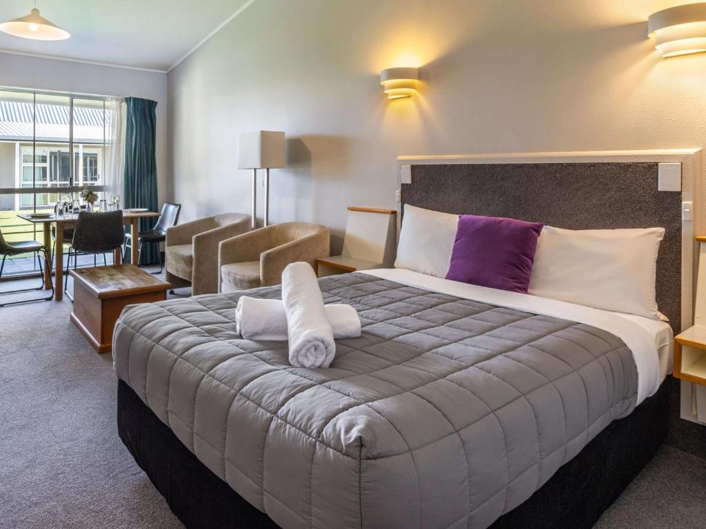 Turangi Leisure Lodge의 넓은 야외 공간과 정원