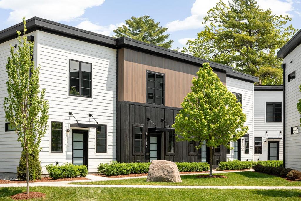 Hamilton Place - Lakestone Building - 3 units Sleeps 12, Traverse City