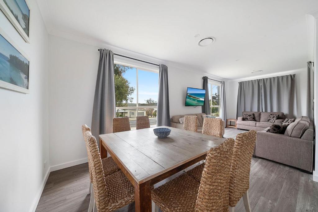 Basin Escape - short walk to the waters edge., Erowal Bay