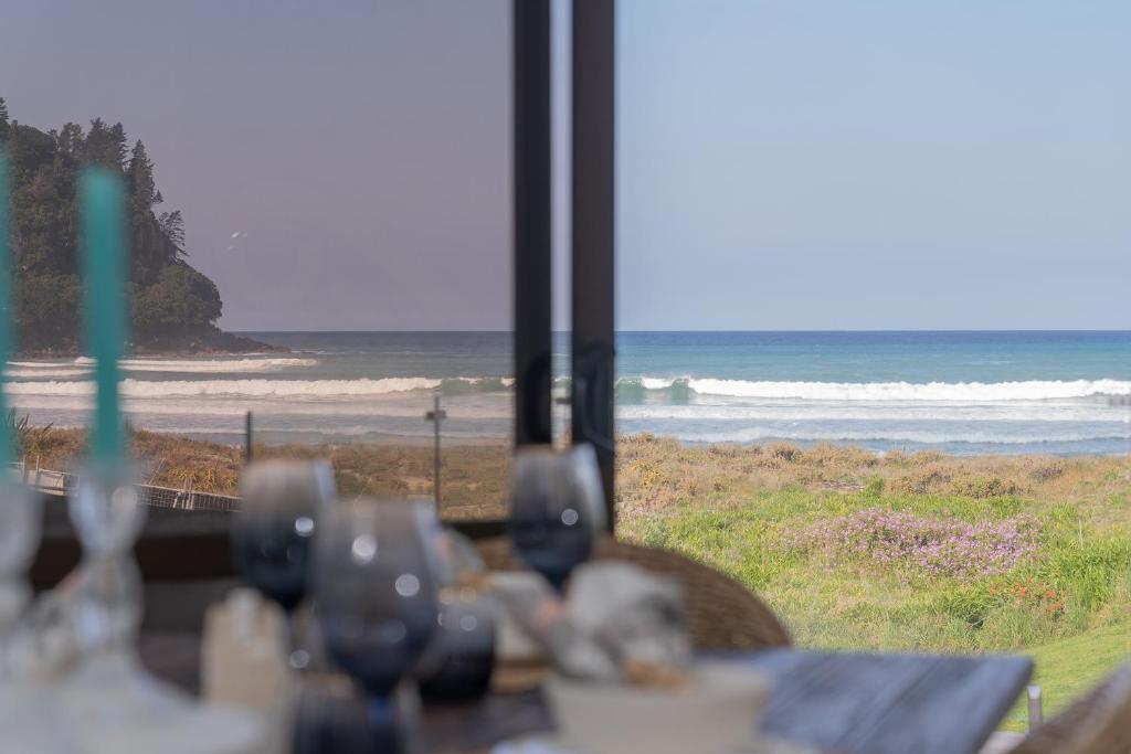 MOOL100B - BEAUTY ON THE BEACH FRONT, Whangamata