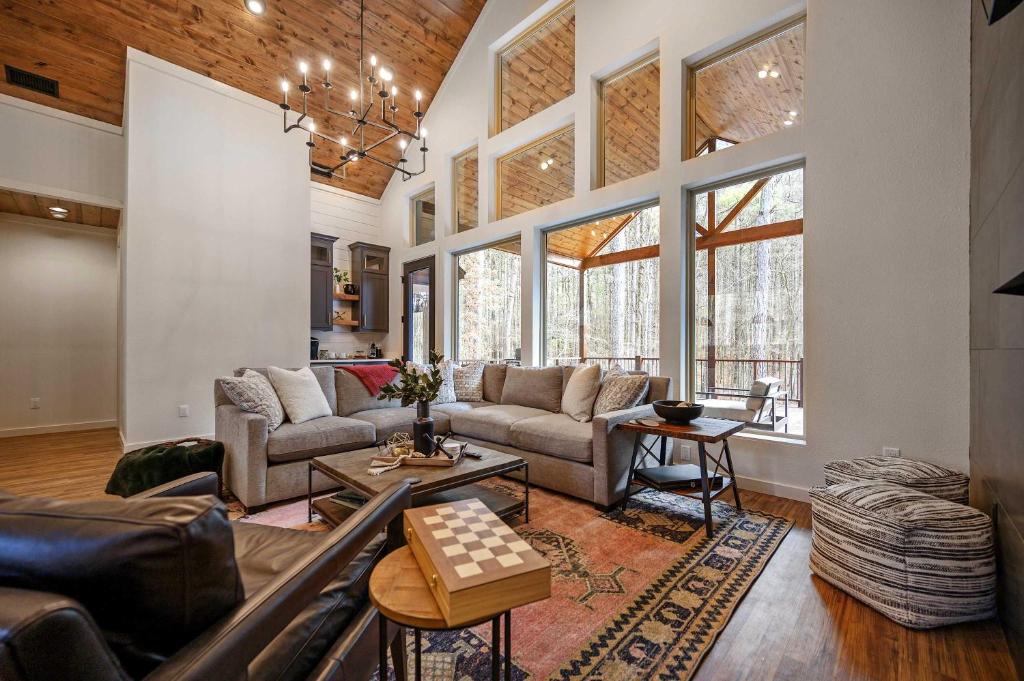 New Sauna Arcade Firepit & Spa - Sleeps 10, Broken Bow