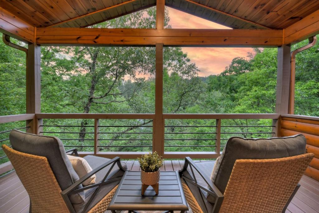 A Little Bit of Heaven Swim in the creek soak in the hot tub and relax in comfort, Copperhill