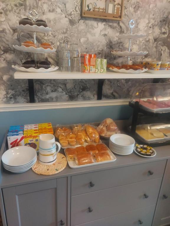 Food and beverages, Lea Hurst B & B in Bournemouth
