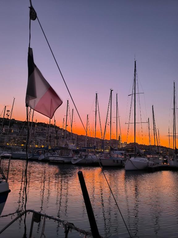 Le Nid Marin,Un Voilier Pour Deux Sète Vieux Port, Sète