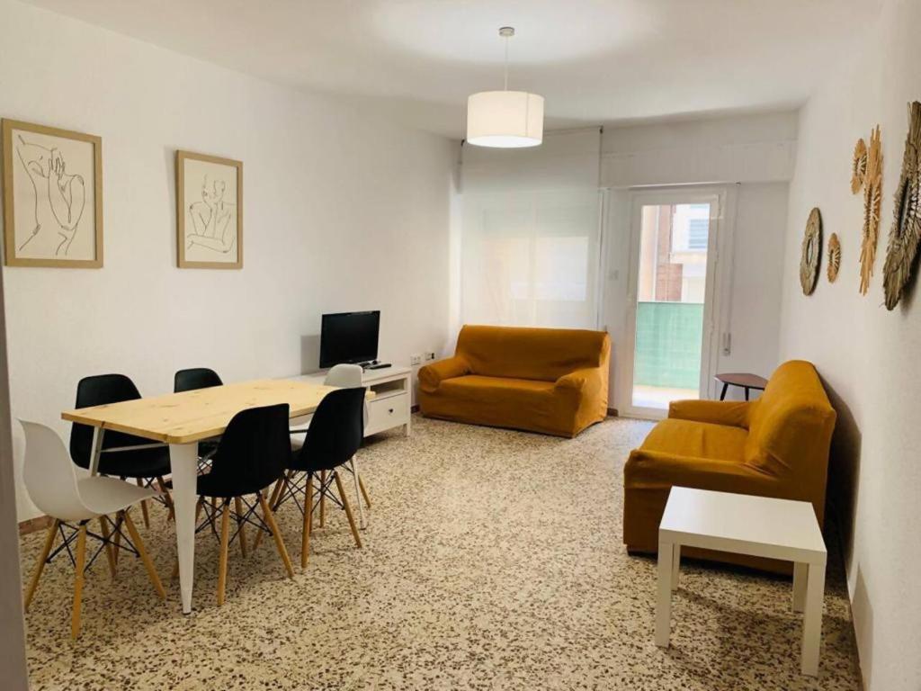Piso Centro con 4 habitaciones y 2 baños - 1
