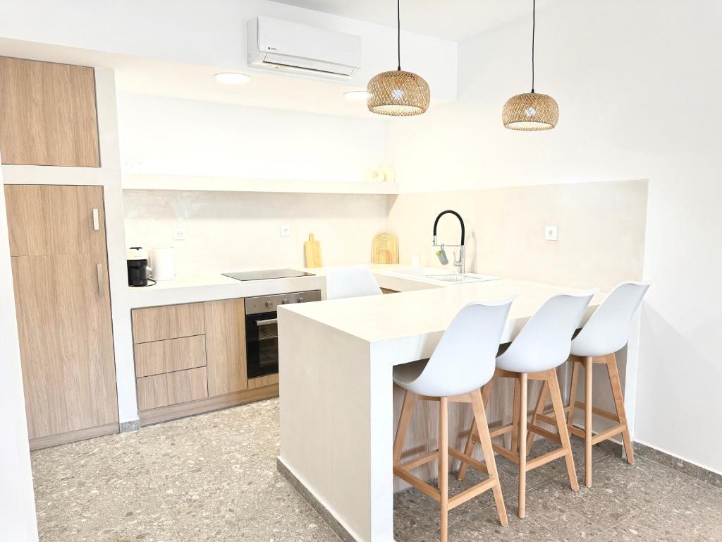 Sakellis Home 1- Steps to Beach & Town, Kardamena