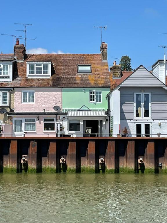 Dove Cottage is a Central, Riverside, Charming Victorian Cottage, Arundel