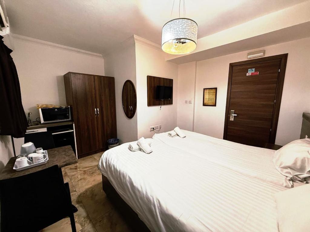 Double Room with ensuite & kitchenette S302, Sliema