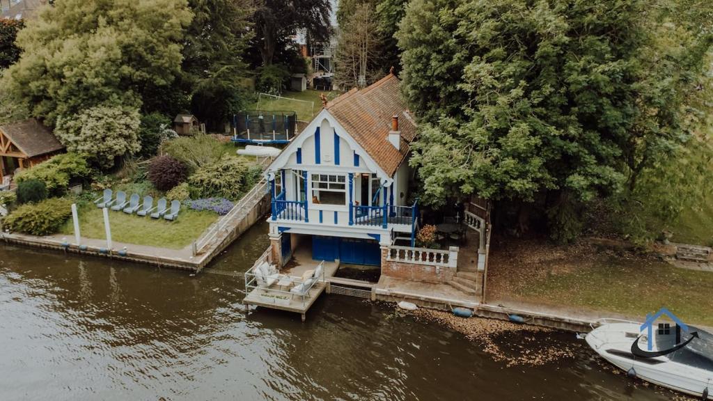 Unique Boathouse, detached free parking x4 cars, Kingston upon Thames