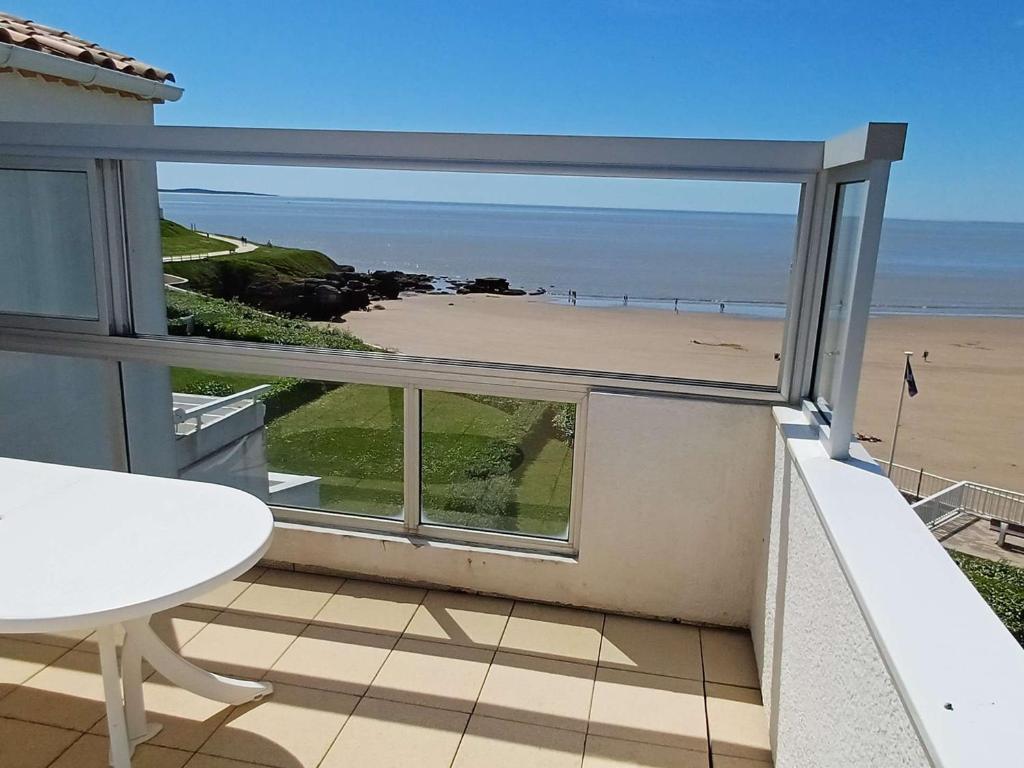 Spacieux Appartement T3 avec Terrasse Ensoleillée et Parking - FR-1-494-211 - 5
