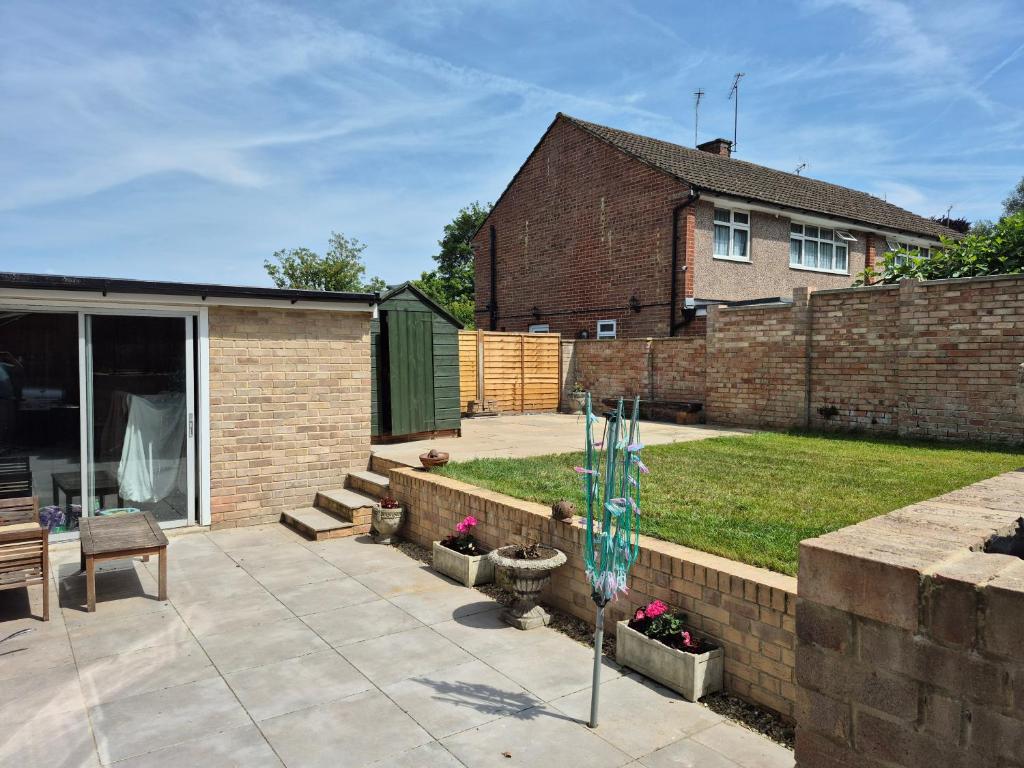 3 Bay Tree Close, High Wycombe photo 3