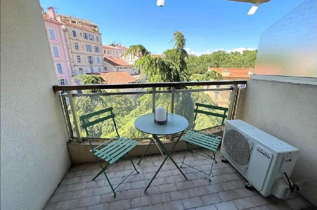 L'ILOT avec balcon, mignon et charmant, un havre de paix au cœur du centre-ville - 3