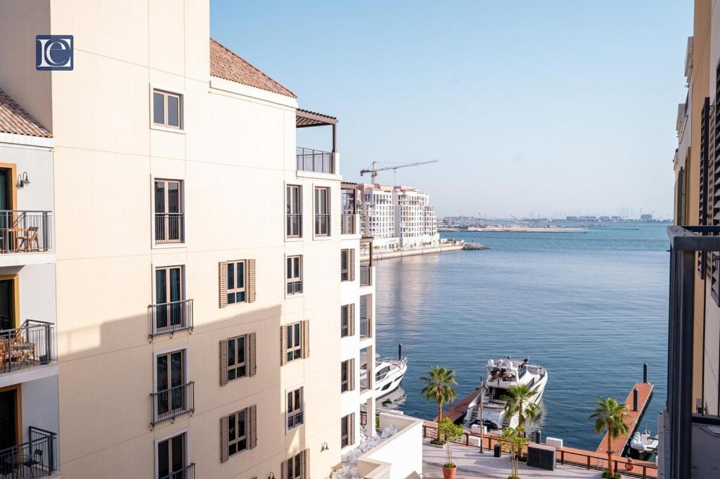 Luxury Escapes - Breathtaking 1BR with Sea View Port Lamer, Dubái