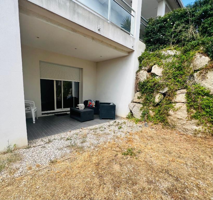 Charmant T2 en bas de villa avec jardin - 3