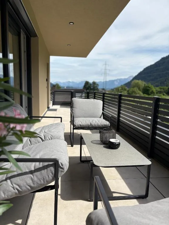 Burg VIEW Apartment im Herzen von Treffen am Ossiachersee, hotel in Treffen