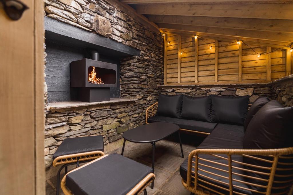 Ferry View Cottage, 3 bed all en-suite, Hot Tub, Bowness-on-Windermere