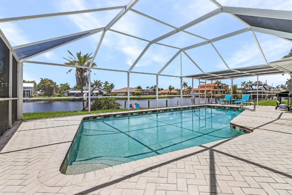 Luxurious & Adventurous Getaway - Villa Waterfront Escape - Roelens, Cape Coral