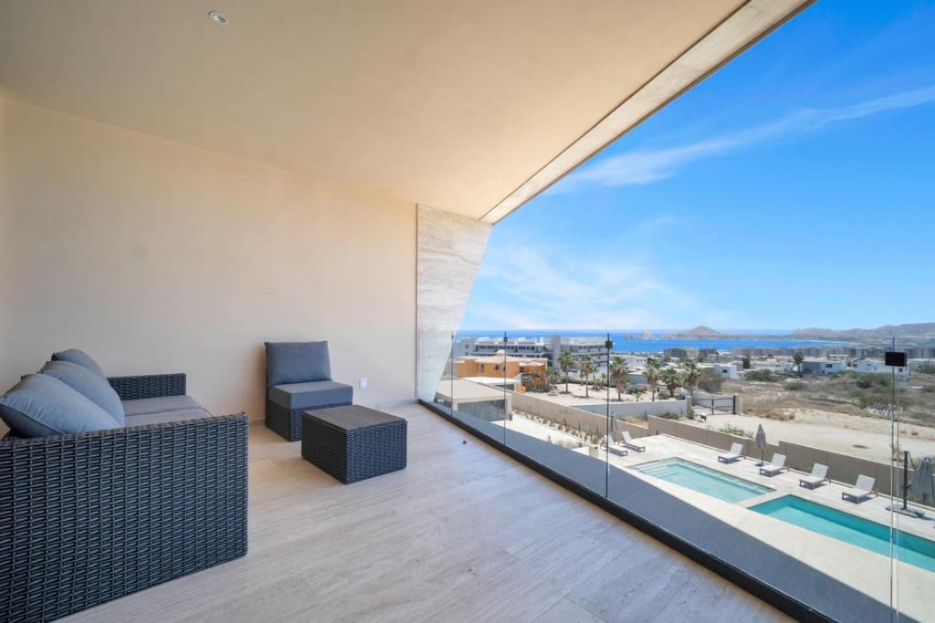 Arch views 2 pools 2 Jacuzzis Gym 3 King Beds - 2