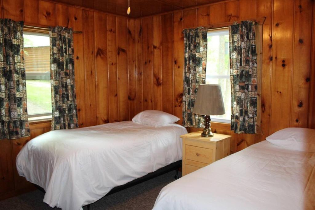 Cabin 1 - Cozy cabin 10 feet from the shore, Deer River