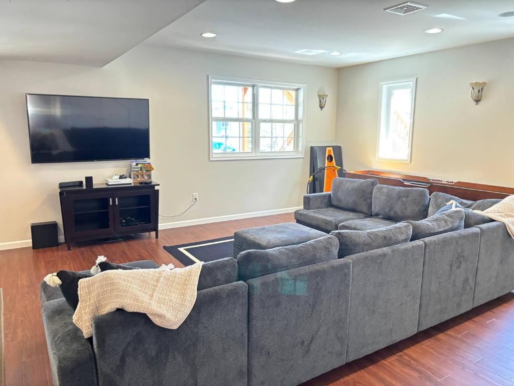 Game room, hot tub, minutes to skiing, sleeps 16,, Albrightsville