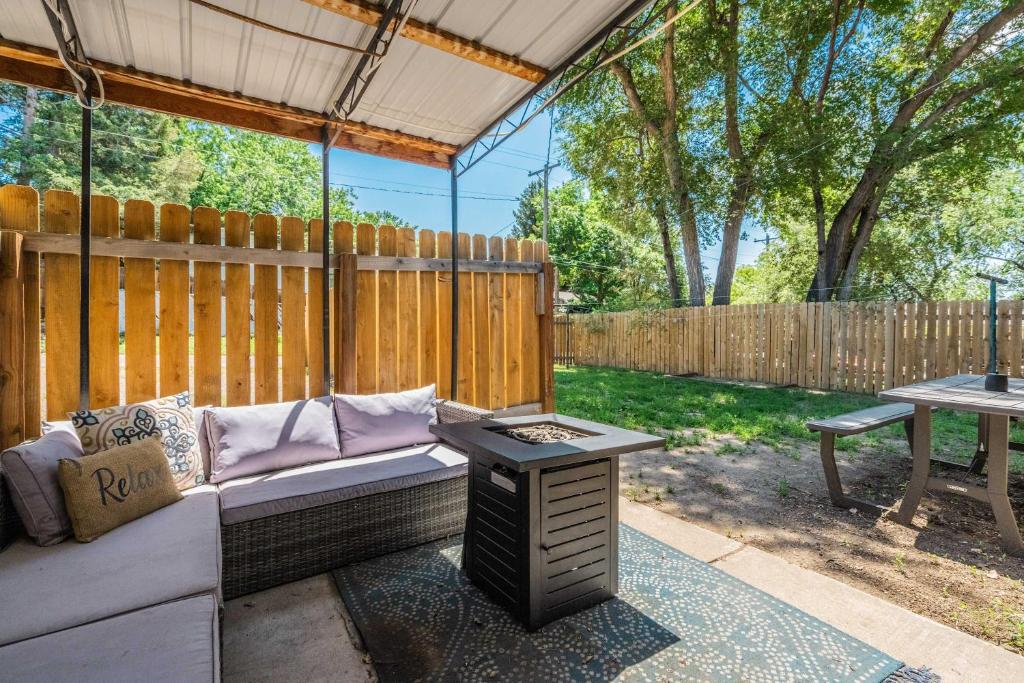 Alder Row Private Patio w Fire Pit & Workspaces, Colorado Springs