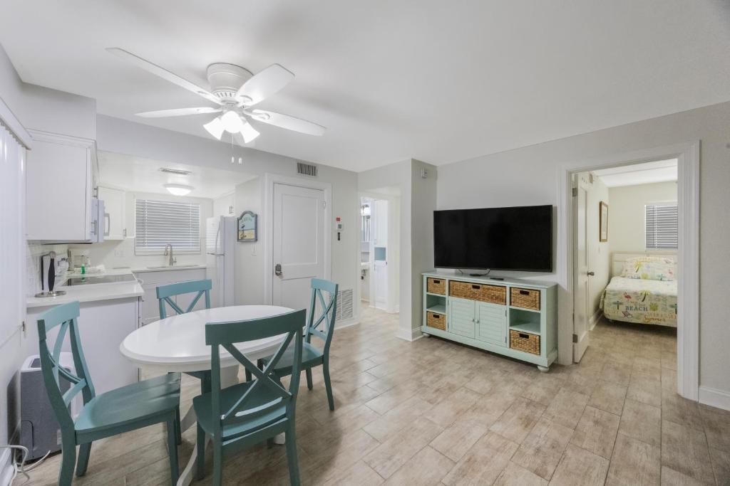 2b 2b Ground Floor - Near Pool - Surf Song #114, St Pete Beach