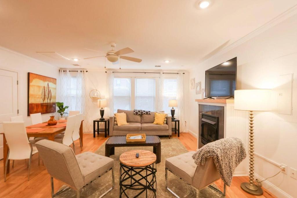 Modern 2-bed, 2-bath, 4 Min Walk To Northeastern, Boston