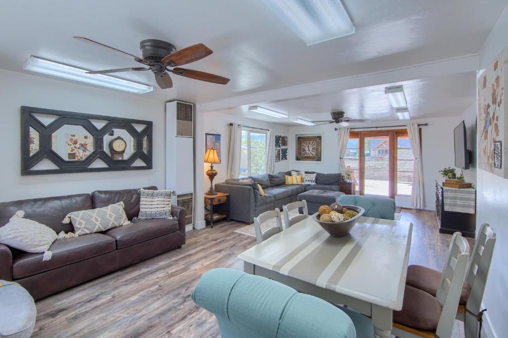 Group Getaway with Mtn Views Home in Circleville!, Circleville