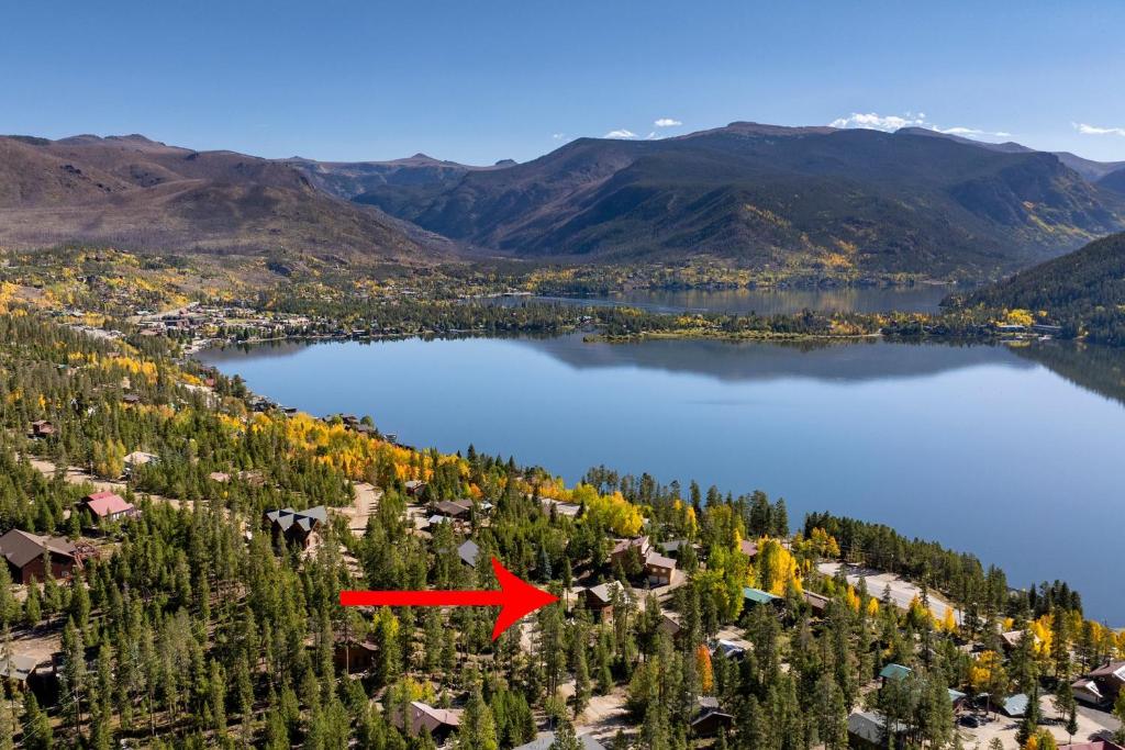 Spacious Cabin - Quality Finishes & Furniture, 2 Large Bedroom Suites Plus Den Bedroom Suite, Grand Lake