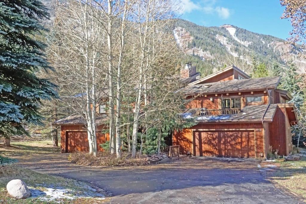 Foosball Table, 4 Bedroom Plus Basement, Steps from Shuttle, Private Setting, Vail