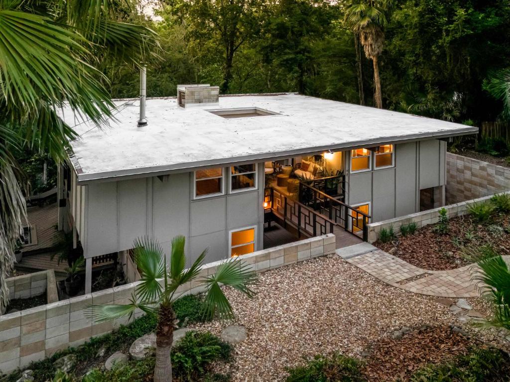TreeTops Spacious Architectural Retreat, Gainesville