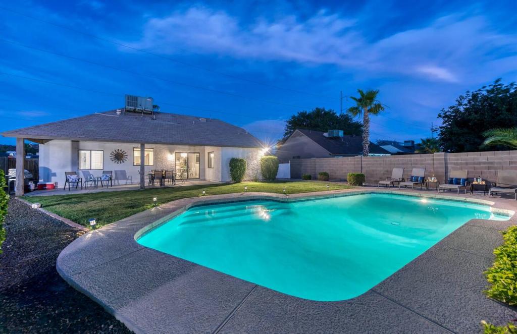 So Private! Home With Free Heated Pool!, Phoenix