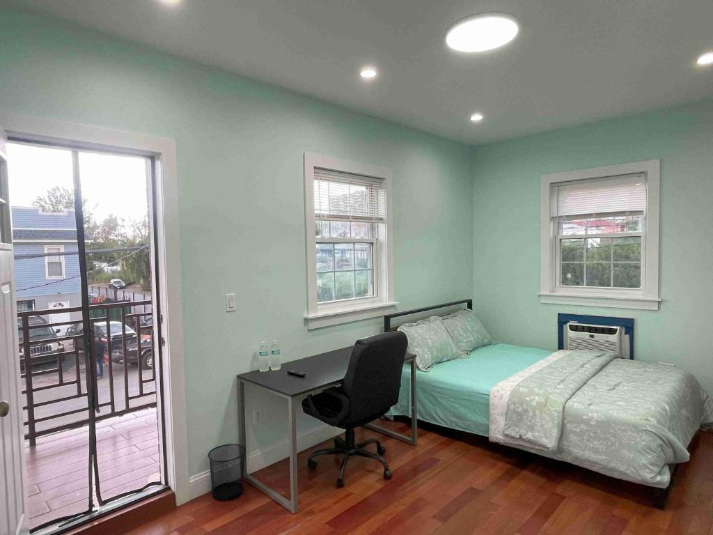 Near JFK-Private room with share bath and Kitchen, Brooklyn