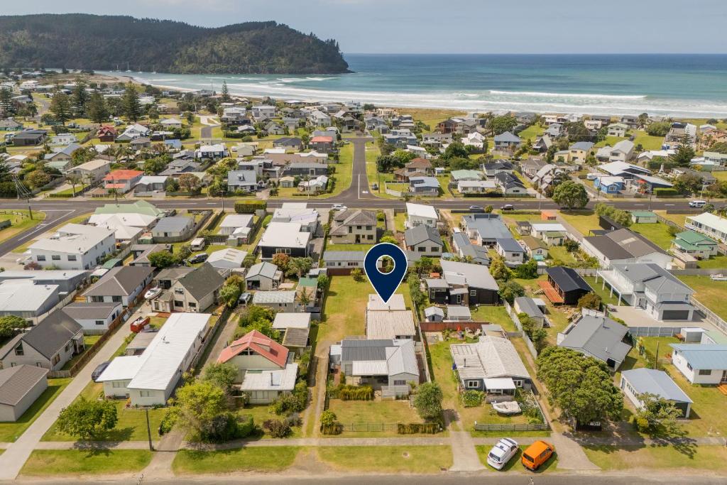 PHIL204B - ESCAPE TO SERENITY ON PHILOMEL, Whangamata