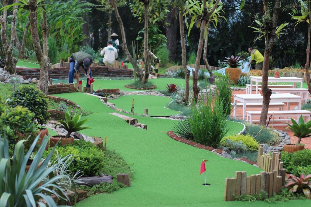 Mini golf course