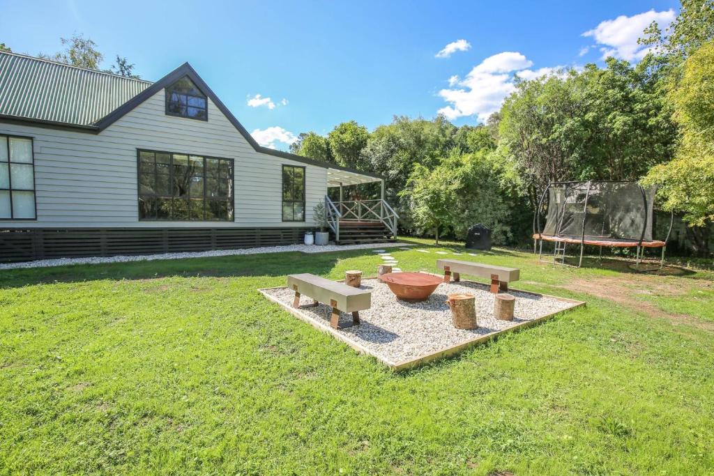 Lumley Abode, Bright