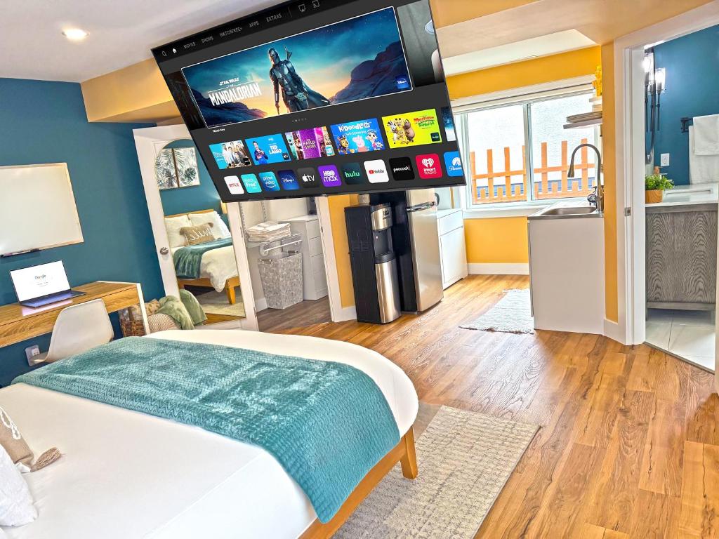 Private Studio - 5 Min to DT - Self Check-In - 75 Inch TV, Williams Lake