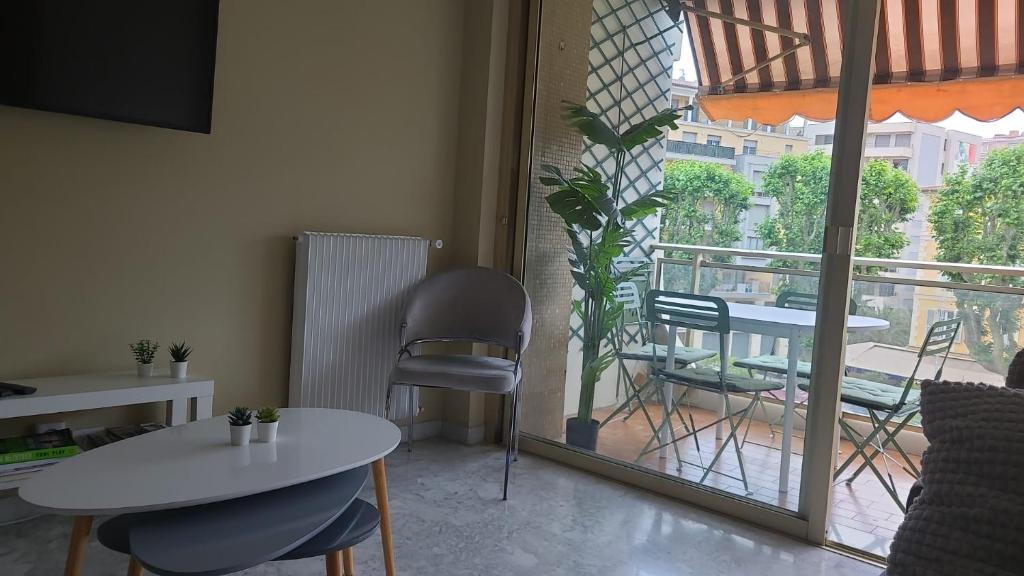 Le REGENCY, appartement familial au cœur du centre-ville, des célèbres jardins Biovès, et seulement à 1 minute à pied de la plage - 2