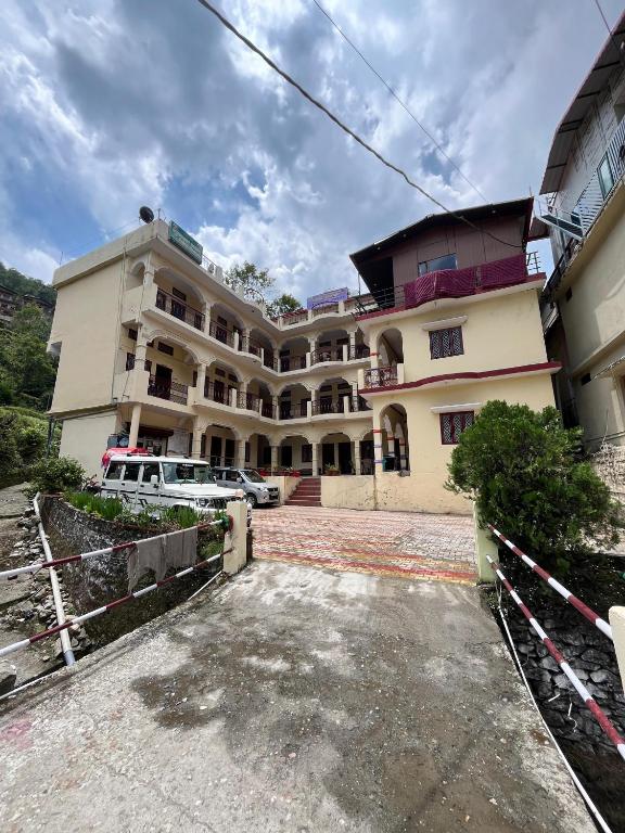 Gujrat Bhawan, Phata