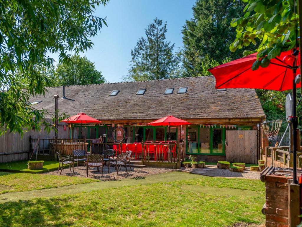 Squirrel Barn - Family Getaway Pass the Keys, Milwich