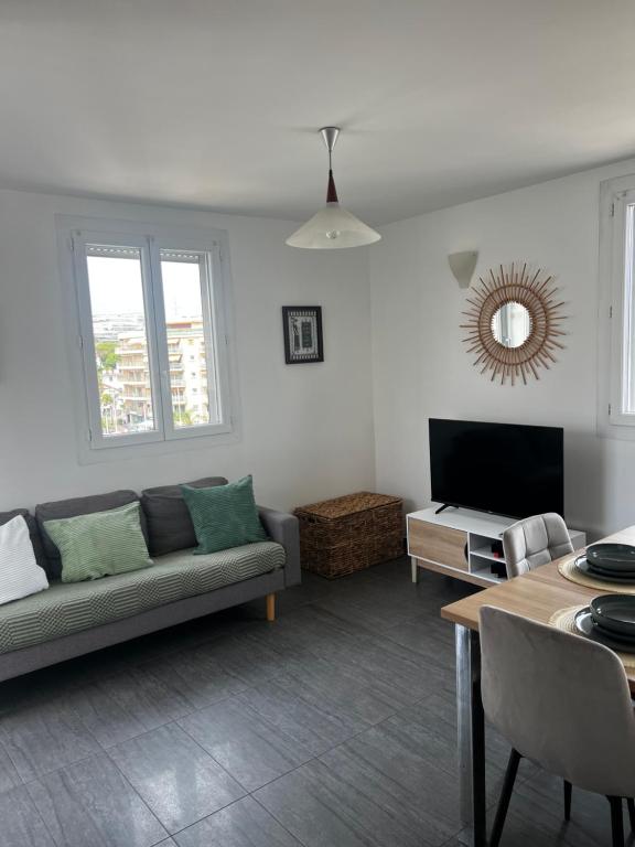 Juan Les Pins 2BR Sunny Top Floor 50m Beach Central - 1