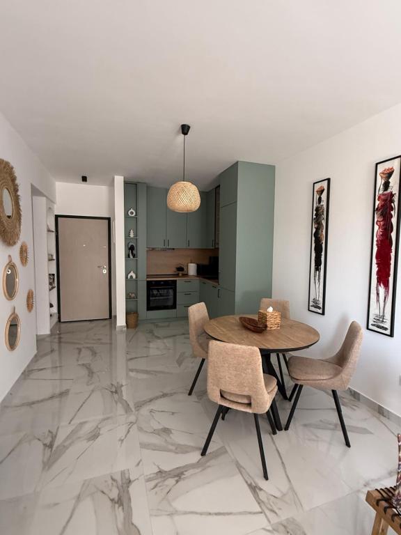Stylish Coastal Apartment - 3