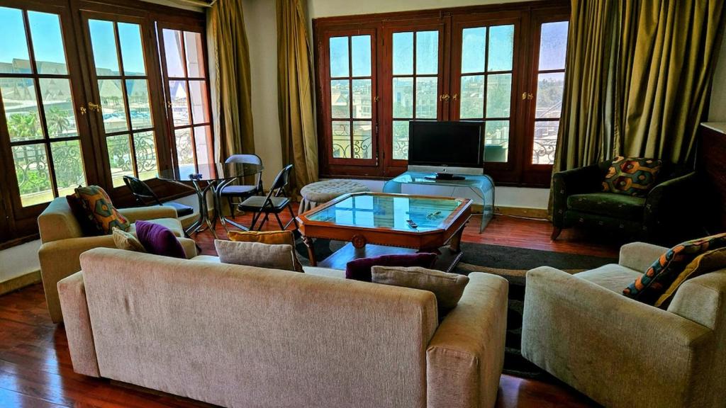 Cosy Apt with Panoramic Pyramids & Museum view, Káhira