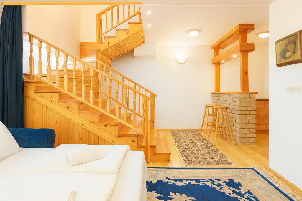 Grand Duplex Suite with Free Parking - Heart of Old Town - 3
